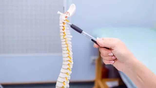 12歲少年玩手機(jī)致頸椎退化！