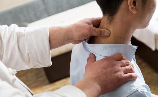 便不出來？找出平時壞習(xí)慣，配合按摩穴位通便