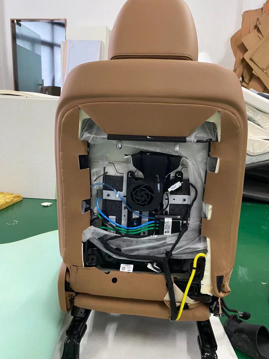 同樣在背部也加裝了換能器。