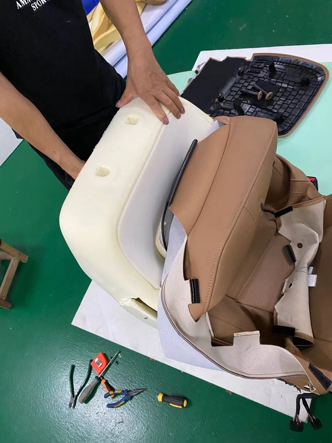 同樣在背部也加裝了換能器。